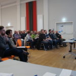 Veranstaltungssaal, Teilnehmer, fotografiert von links vorn