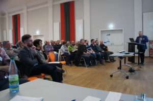 Veranstaltungssaal, Teilnehmer, fotografiert von links vorn